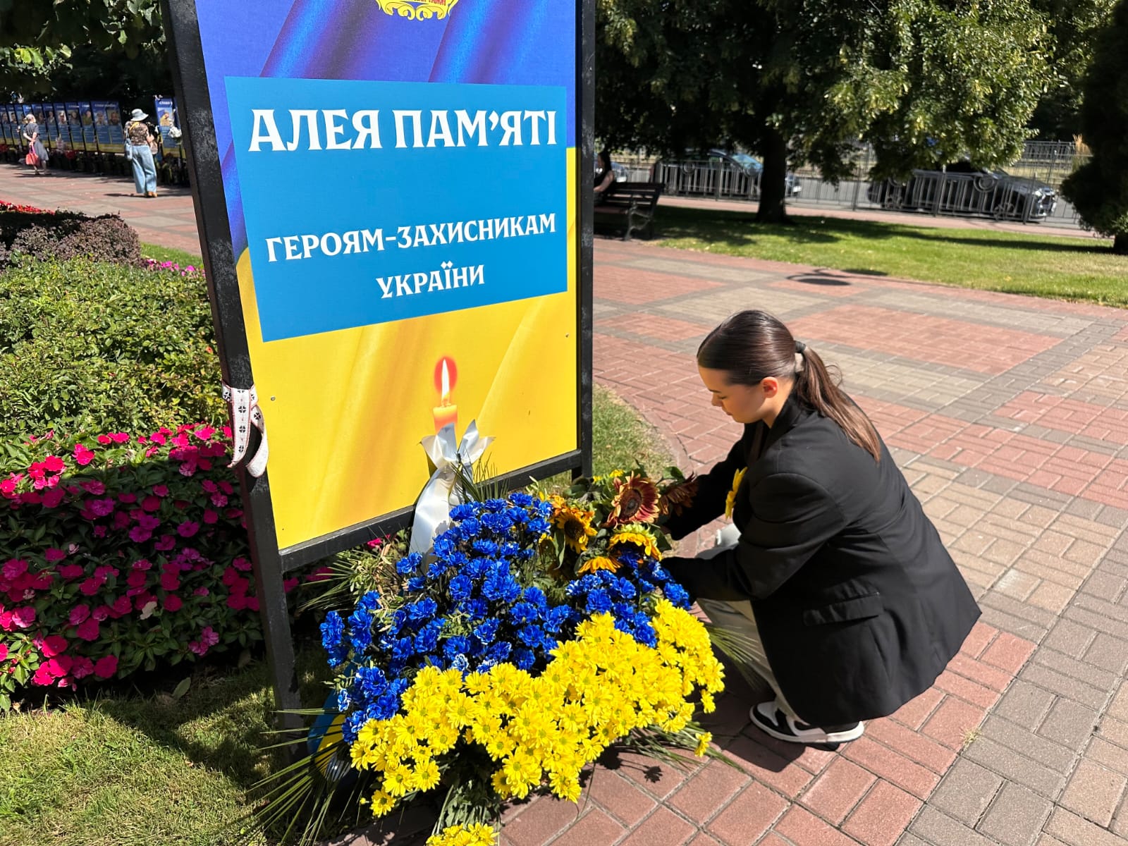 Покладання квітів до портретів полеглих Героїв